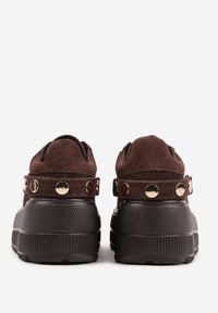 Born2be - Ciemnobrązowe Skórzane Sneakersy na Platformie i Koturnie Zdobione Perforacją Peniesh. Okazja: na co dzień. Kolor: brązowy. Materiał: skóra. Wzór: aplikacja. Obcas: na koturnie #5