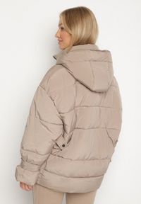 Born2be - Beżowa Pikowana Kurtka Oversize z Kapturem i Paskami przy Rękawach Unitessa. Okazja: na spacer, na co dzień. Typ kołnierza: kaptur. Kolor: beżowy. Materiał: jeans. Wzór: paski. Styl: casual