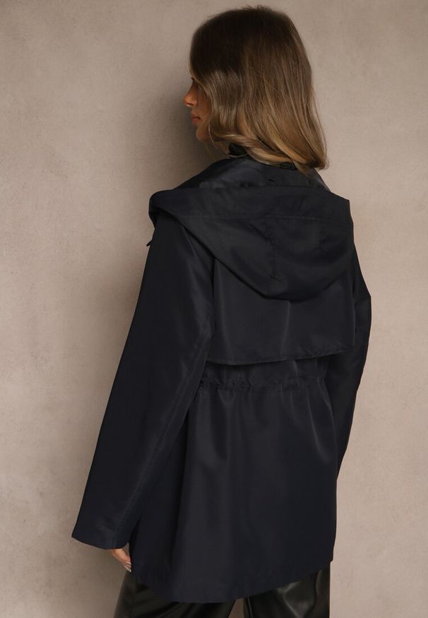 Renee - Granatowa Kurtka Parka o Klasycznym Kroju z Kapturem Cenelle. Okazja: na spacer. Typ kołnierza: kaptur. Kolor: niebieski. Materiał: jeans. Styl: klasyczny