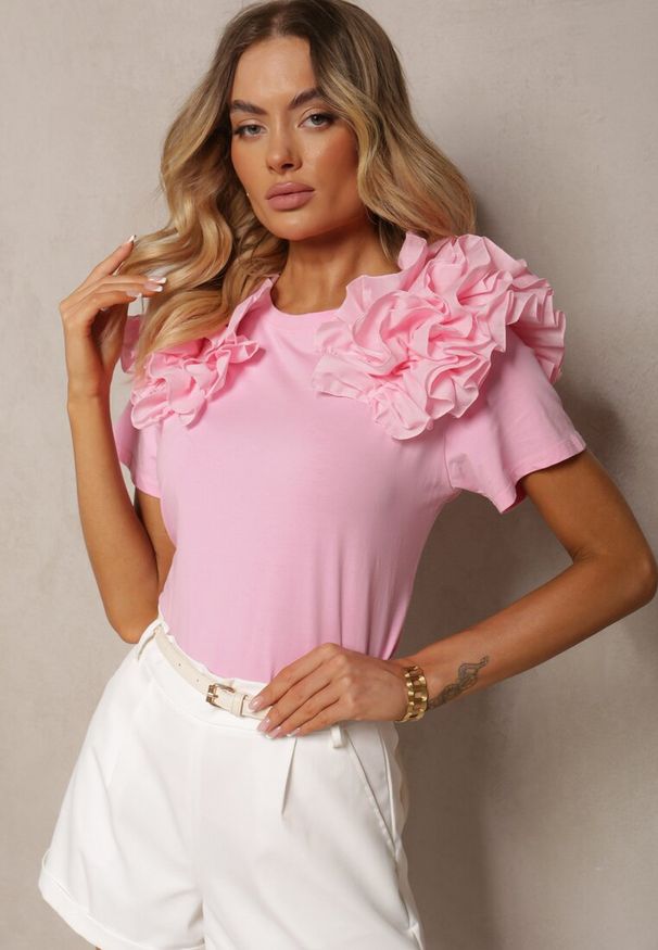 Renee - Różowy T-shirt z Bawełny Ozdobiony Bufiastymi Falbankami Kandrra. Typ kołnierza: kołnierz z falbankami. Kolor: różowy. Materiał: bawełna. Wzór: aplikacja