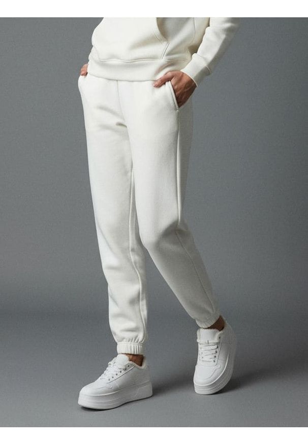Sinsay - Spodnie dresowe jogger - kremowy. Kolor: kremowy. Materiał: dresówka