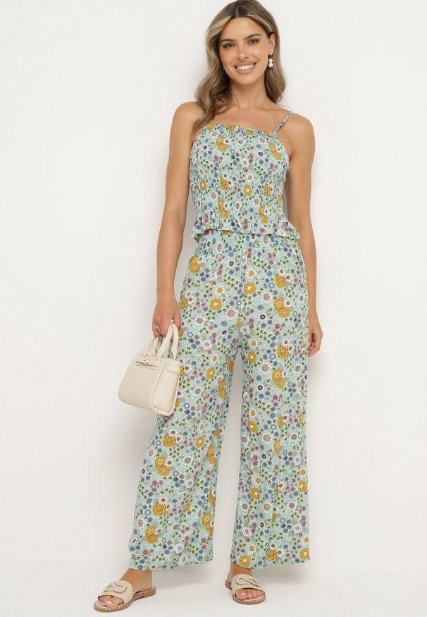 Born2be - Zielony Bawełniany Komplet Top na Ramiączkach z Marszczeniami Spodnie z Gumką w Pasie Elaruth. Kolor: zielony. Materiał: bawełna. Wzór: kwiaty