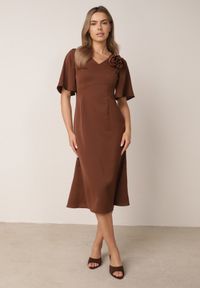 Born2be - Brązowa Koktajlowa Sukienka VICES ze Zwiewnymi Rękawami i Kwiatową Aplikacją 3D Talilia. Okazja: na wesele, na ślub cywilny, na imprezę. Kolor: brązowy. Wzór: aplikacja, kwiaty. Styl: wizytowy #7