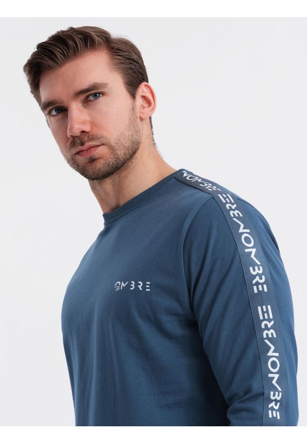 Ombre Clothing - Bawełniany longsleeve męski U-neck z lampasami i nadrukiem na piersi – ciemnoniebieski V1 OM-LSCL-0127 - XXL. Kolor: niebieski. Materiał: bawełna. Długość rękawa: długi rękaw. Wzór: nadruk. Styl: klasyczny, sportowy