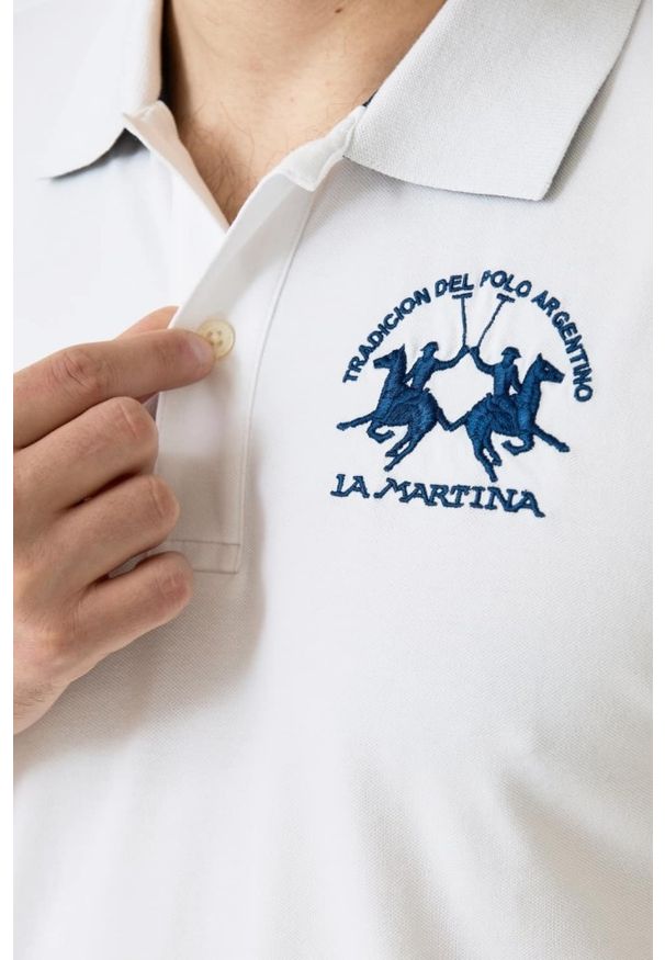 La Martina - LA MARTINA Białe polo z dużym logo. Typ kołnierza: polo. Kolor: biały