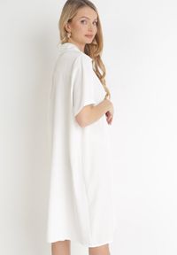 Born2be - Biała Rozkloszowana Sukienka z Zakładkami i Kołnierzykiem Alisano. Kolor: biały. Wzór: aplikacja. Sezon: lato #2