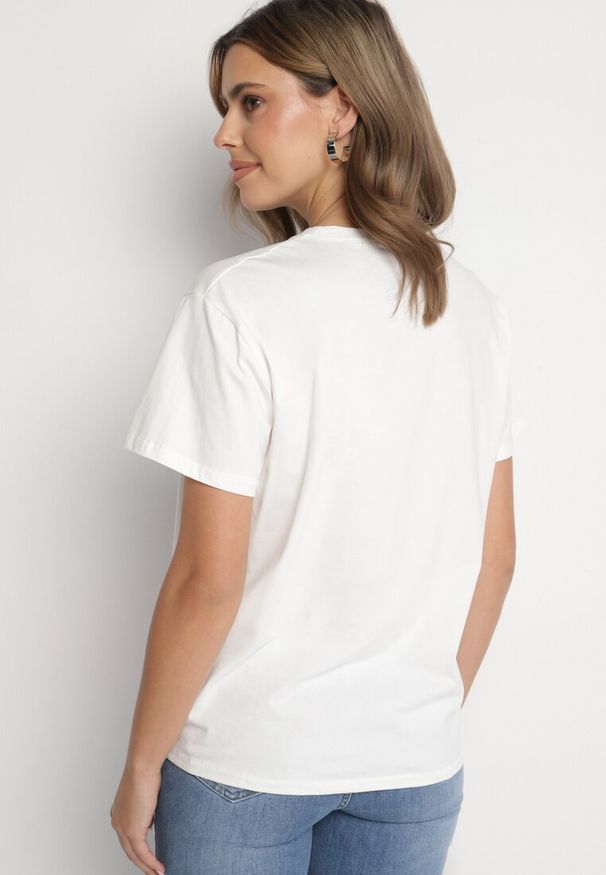 Born2be - Biały T-shirt Bawełniany z Napisem i Perełkami Nalinor. Okazja: na co dzień. Kolor: biały. Materiał: bawełna. Wzór: napisy. Styl: elegancki, casual