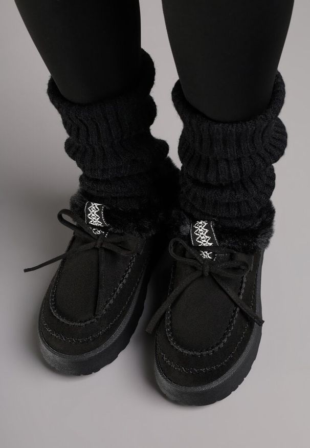 Renee - Czarne Rustykalne Śniegowce z Niską Cholewką Zdobione Futrem i Kokardą Tuspena. Okazja: do domu, na co dzień. Wysokość cholewki: przed kostkę. Kolor: czarny. Materiał: futro. Szerokość cholewki: normalna. Wzór: aplikacja. Sezon: zima. Styl: casual