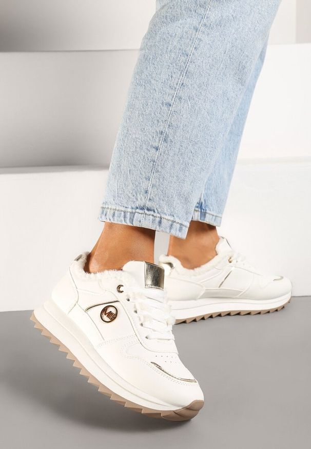 Renee - Białe Sneakersy na Płaskiej Podeszwie z Metaliczną Ozdobą i Ociepleniem Solirra. Okazja: na co dzień. Kolor: biały. Materiał: jeans. Wzór: aplikacja. Obcas: na płaskiej podeszwie