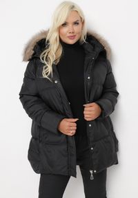 Born2be - Czarna Kurtka z Kapturem i Sztucznym Futerkiem Tsani. Okazja: do pracy. Typ kołnierza: kaptur. Kolekcja: plus size. Kolor: czarny. Materiał: futro. Wzór: aplikacja. Sezon: zima, jesień. Styl: klasyczny, elegancki #4