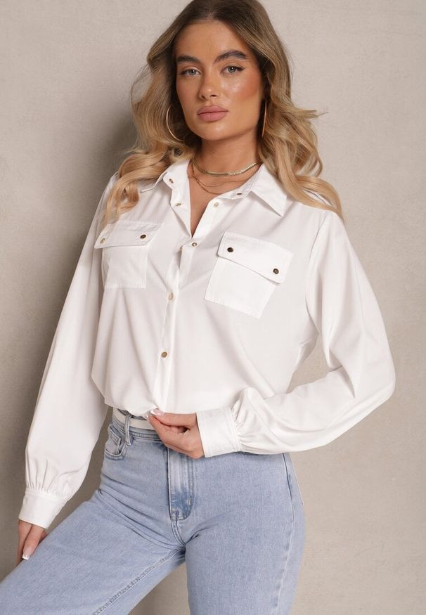 Renee - Biała Koszula z Wiskozą Ozdobiona Pagonami Isenira. Okazja: do pracy. Kolor: biały. Materiał: wiskoza. Wzór: aplikacja. Styl: elegancki