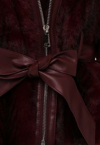 Born2be - Bordowa Futrzana Kurtka z Paskiem z Imitacji Skóry i Ozdobnymi Sprzączkami Oryss. Okazja: na co dzień. Kolor: czerwony. Materiał: futro, skóra. Styl: casual #3