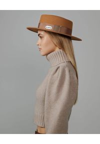 LESHKA - Jasnobrązowy kapelusz ze wstążką i logo Canotier. Kolor: brązowy. Wzór: aplikacja