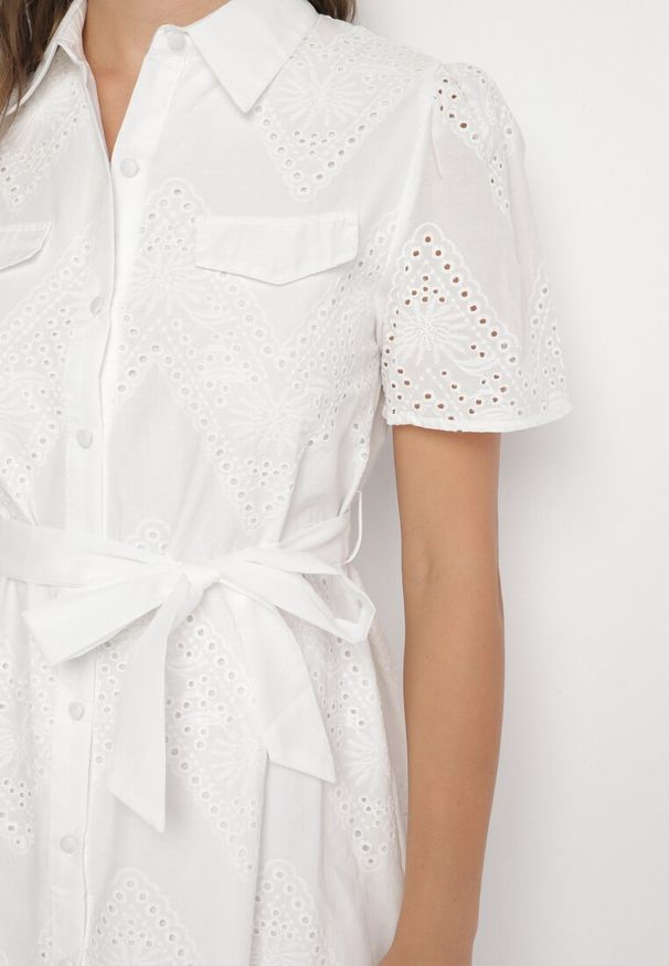 Born2be - Biała Haftowana Sukienka z Bawełny z Paskiem Elearotea. Okazja: na co dzień. Kolor: biały. Materiał: bawełna. Długość rękawa: krótki rękaw. Wzór: haft. Typ sukienki: koszulowe. Styl: casual