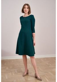 Marie Zélie - Sukienka Asteria krepa wiskozowa – zielona. Kolor: zielony. Materiał: wiskoza. Wzór: gładki. Typ sukienki: trapezowe. Styl: klasyczny #5