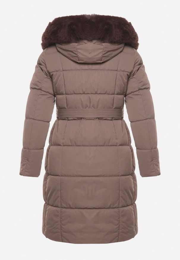 Born2be - Brązowa Pikowana Kurtka z Kapturem z Futrem i Wiązanym Paskiem Mevinatia. Okazja: na co dzień. Typ kołnierza: kaptur. Kolekcja: plus size. Kolor: brązowy. Materiał: futro. Styl: casual, klasyczny