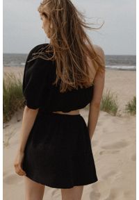 marsala-butik.pl - Sukienka z wycięciem z muślinu bawełnianego w kolorze CZARNYM- MURCIA-M/L. Kolor: czarny. Materiał: bawełna