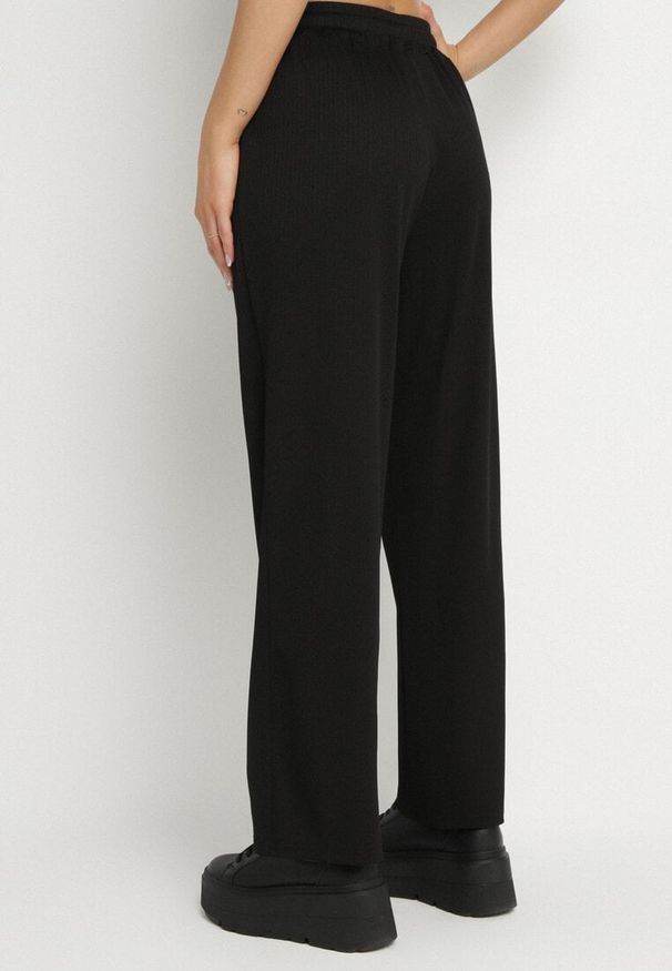 Born2be - Czarne Spodnie Dresowe z Gumką w Pasie i Szeroką Nogawką Mironia. Okazja: na co dzień. Kolor: czarny. Materiał: dresówka. Styl: elegancki, casual
