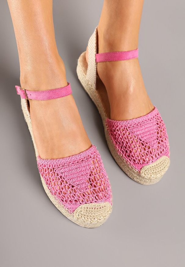 Born2be - Fuksjowe Sandały Espadryle na Grubej Podeszwie z Plecionką z Rafii Ilisona. Okazja: na co dzień, na plażę, na spacer. Zapięcie: sprzączka. Kolor: różowy. Sezon: lato. Obcas: na platformie. Styl: elegancki, casual