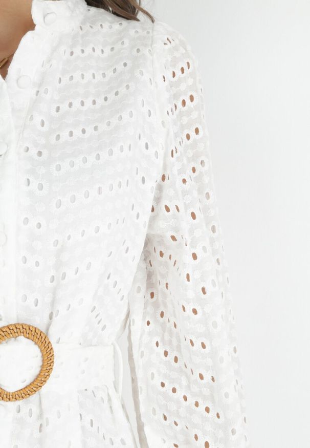 Born2be - Biała Bawełniana Sukienka z Paskiem i Ażurowym Haftem Joannah. Kolor: biały. Materiał: bawełna. Wzór: ażurowy, haft