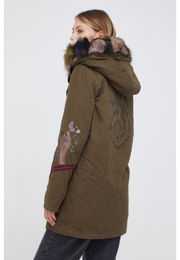 Desigual Parka damska kolor zielony przejściowa. Kolor: zielony. Materiał: bawełna, futro. Wzór: haft