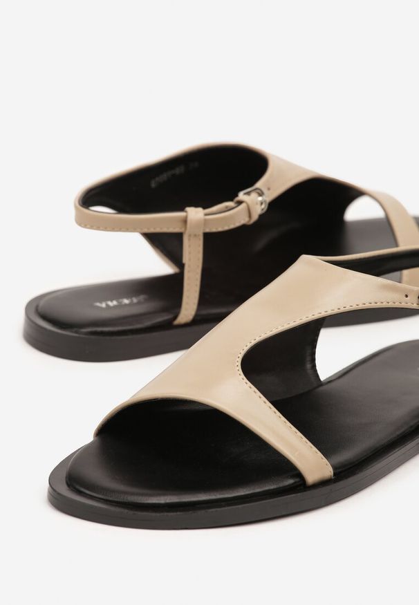 Born2be - Ciemnobeżowe Sandały Vices z Asymetryczną Cholewką Merira. Okazja: na imprezę, na co dzień. Kolor: beżowy. Sezon: lato. Styl: klasyczny, casual, elegancki
