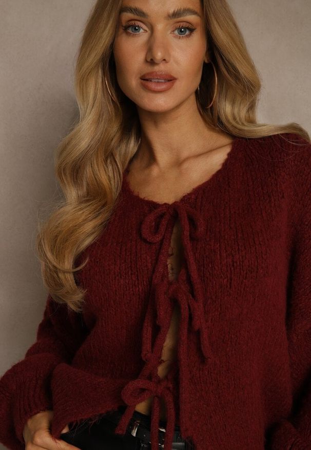 Renee - Bordowy Kardigan z Wełną o Kroju Oversize z Wiązanymi Kokardami Elearina. Okazja: na co dzień. Typ kołnierza: kokarda. Kolor: czerwony. Materiał: wełna. Styl: street, elegancki, casual