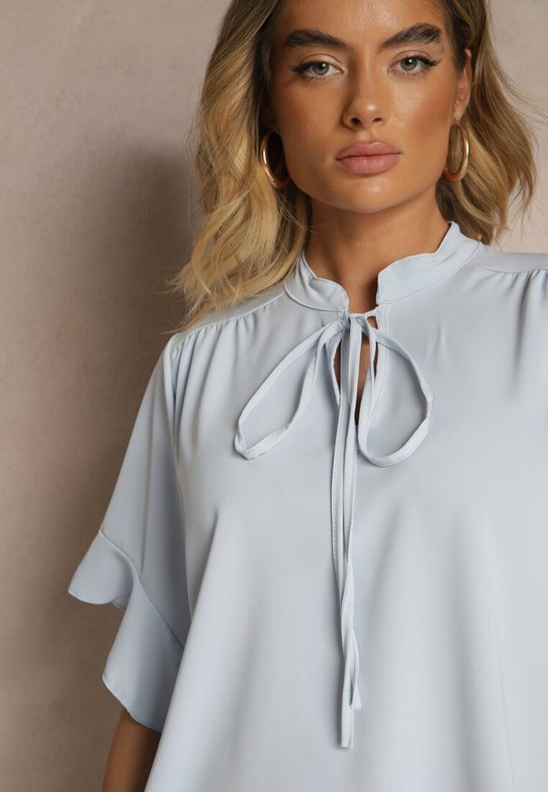 Renee - Jasnoniebieska Bluzka z Falbanami i Wiązaniem Fadeassa. Okazja: na co dzień. Kolor: niebieski. Sezon: wiosna, lato. Styl: casual