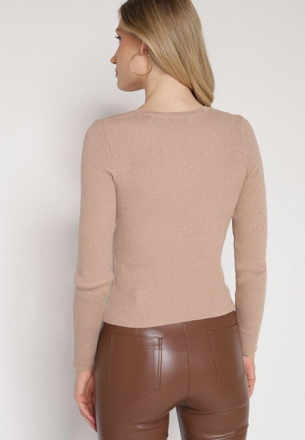 Born2be - Beżowy Sweter z Wiskozą Zdobiony Metaliczną Nicią i Guzikami przy Dekolcie Lianola. Okazja: na co dzień. Kolor: beżowy. Materiał: wiskoza. Wzór: aplikacja. Styl: casual