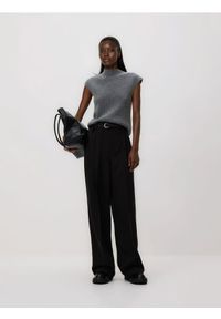 Reserved - Spodnie z paskiem - czarny. Kolor: czarny. Materiał: tkanina, wiskoza. Wzór: gładki #1