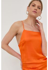Birgitte Herskind sukienka kolor pomarańczowy mini dopasowana. Kolor: pomarańczowy. Materiał: guma, tkanina. Długość rękawa: na ramiączkach. Typ sukienki: dopasowane. Długość: mini