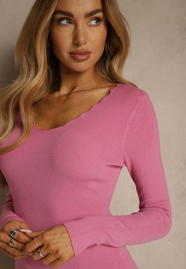 Renee - Różowy Sweter o Taliowanym Kroju z Nieregularnym Dekoltem w V Fenalissa. Okazja: na co dzień. Kolor: różowy. Długość: krótkie. Sezon: zima, jesień. Styl: casual