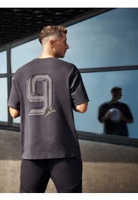 4f - 4F T-shirt oversize z nadrukiem męski 4F x Robert Lewandowski - szary L. Okazja: na co dzień. Kolor: szary. Materiał: materiał, bawełna. Wzór: nadruk. Styl: casual, sportowy #1