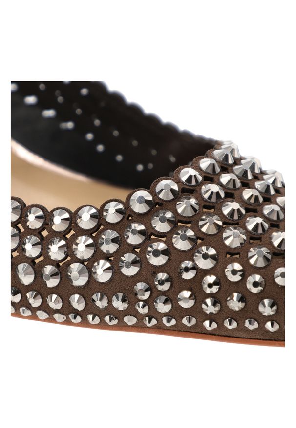 Alma En Pena - Czółenka damskie Alma en Pena, z odkrytą piętą na sprzączkę na niskim obcasie i z metalowymi ćwiekami, grafitowe, I250531. Okazja: na imprezę. Nosek buta: szpiczasty. Zapięcie: sprzączka, pasek. Kolor: czarny. Wzór: aplikacja. Obcas: na obcasie. Styl: elegancki. Wysokość obcasa: średni, niski