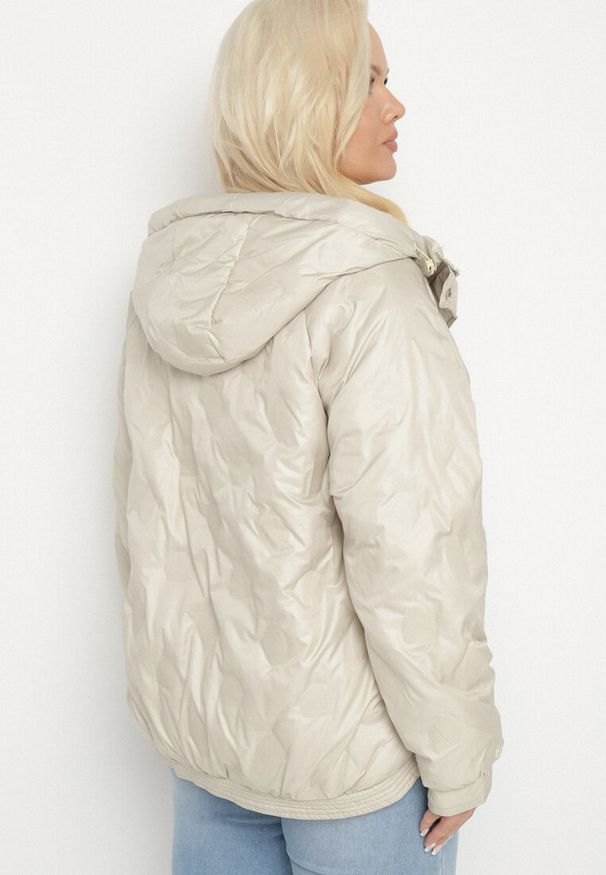 Born2be - Beżowa Kurtka Pikowana z Kapturem i Kieszeniami o Pudełkowym Kroju Eravinna. Okazja: na spacer. Typ kołnierza: kaptur. Kolekcja: plus size. Kolor: beżowy. Długość rękawa: długi rękaw. Długość: długie. Wzór: aplikacja