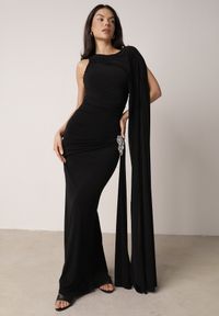 Born2be - Czarna Koktajlowa Sukienka Zdobiona Wszytym Szalem i Elegancką Broszką Cezarie. Okazja: na imprezę. Kolor: czarny. Wzór: aplikacja. Styl: elegancki, wizytowy #1