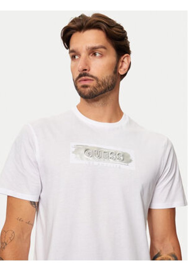 Guess T-Shirt M4BI61 K9RM1 Biały Slim Fit. Kolor: biały. Materiał: bawełna