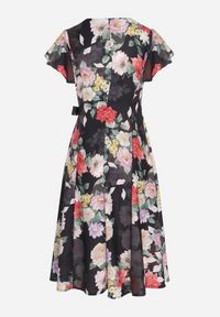 Born2be - Czarna Kwiatowa Sukienka z Kopertowym Dekoltem Atorina. Okazja: na co dzień, na spotkanie biznesowe, do pracy. Typ kołnierza: dekolt kopertowy. Kolor: czarny. Wzór: kwiaty. Typ sukienki: kopertowe. Styl: casual, biznesowy #3