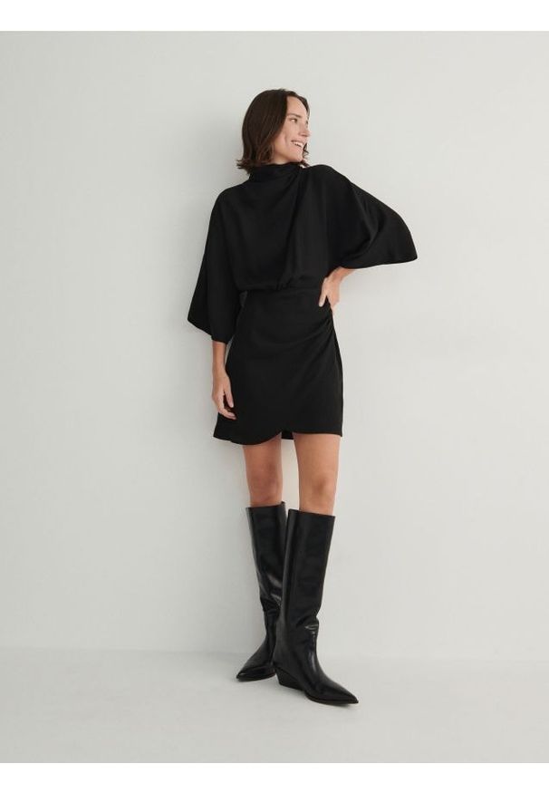 Reserved - Sukienka mini z marszczeniem - czarny. Kolor: czarny. Materiał: tkanina, wiskoza. Długość: mini