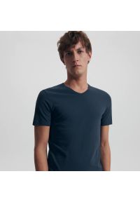 Reserved - T-shirt slim z dekoltem V - Granatowy. Kolor: niebieski