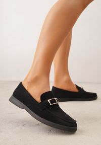 Born2be - Czarne Mokasyny z Prostokątną Metaliczną Ozdobą Aeleorane. Okazja: na co dzień. Kolor: czarny. Materiał: jeans. Wzór: aplikacja. Styl: casual, klasyczny, elegancki #1