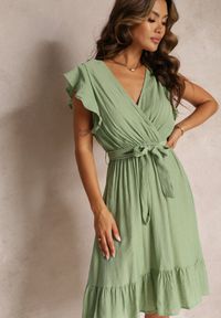 Renee - Zielona Rozkloszowana Sukienka z Gumką w Pasie i Kopertowym Dekoltem Araunya. Kolor: zielony. Materiał: materiał. Wzór: aplikacja. Typ sukienki: kopertowe #1