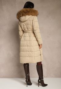 Renee - Beżowa Pikowana Kurtka o Długim Kroju z Paskiem i Kapturem z Futrem Aveslia. Kolor: beżowy. Materiał: futro. Długość: długie #3