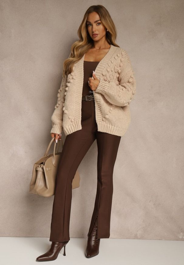Renee - Ciemnobeżowy Niezapinany Kardigan z Ozdobnymi Pomponami Besinia. Okazja: na co dzień. Kolor: beżowy. Materiał: wełna, wiskoza, jeans. Styl: casual, elegancki