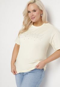 Born2be - Żółty Bawełniany T-shirt z Ozdobnym Napisem i Cyrkoniami Olisandra. Okazja: na co dzień. Kolekcja: plus size. Kolor: żółty. Materiał: bawełna. Wzór: napisy. Styl: klasyczny, casual #7