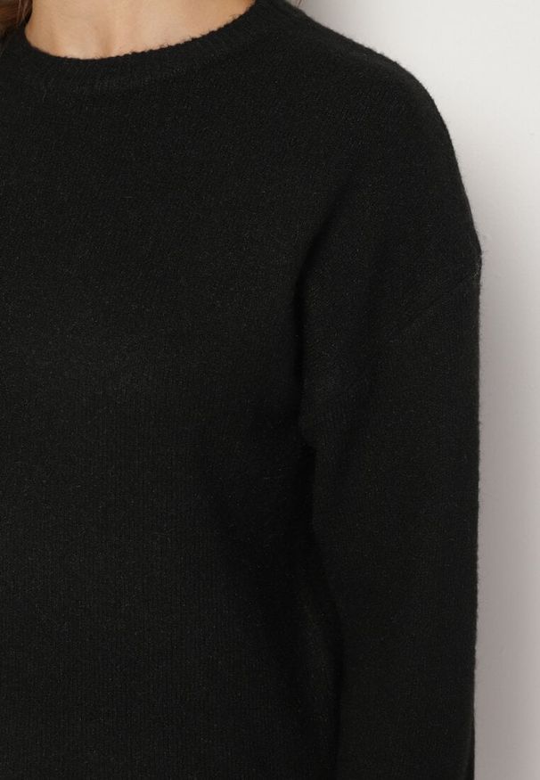 Born2be - Czarny Sweter z Domieszką Wełny Parizia. Okazja: na co dzień. Kolor: czarny. Materiał: wełna. Długość: długie. Styl: klasyczny, elegancki, casual