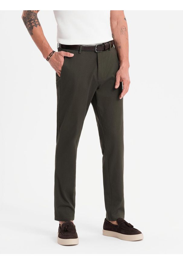 Ombre Clothing - Męskie spodnie chino REGULAR FIT z delikatną strukturą – ciemnozielone V4. Okazja: na co dzień. Kolor: zielony. Materiał: tkanina, elastan, bawełna. Styl: klasyczny, casual