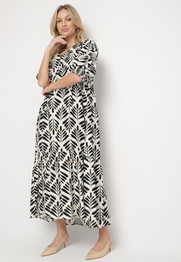 Born2be - Czarna Rozkloszowana Sukienka z Wiskozą z Motywem Roślinnym Loredia. Okazja: na co dzień. Typ kołnierza: dekolt w kształcie V. Kolor: czarny. Materiał: wiskoza. Długość rękawa: krótki rękaw. Wzór: aplikacja. Styl: casual, elegancki