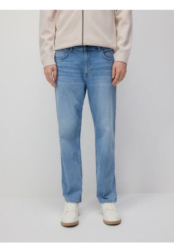 Reserved - Jeansy straight fit z efektem sprania - niebieski. Kolor: niebieski