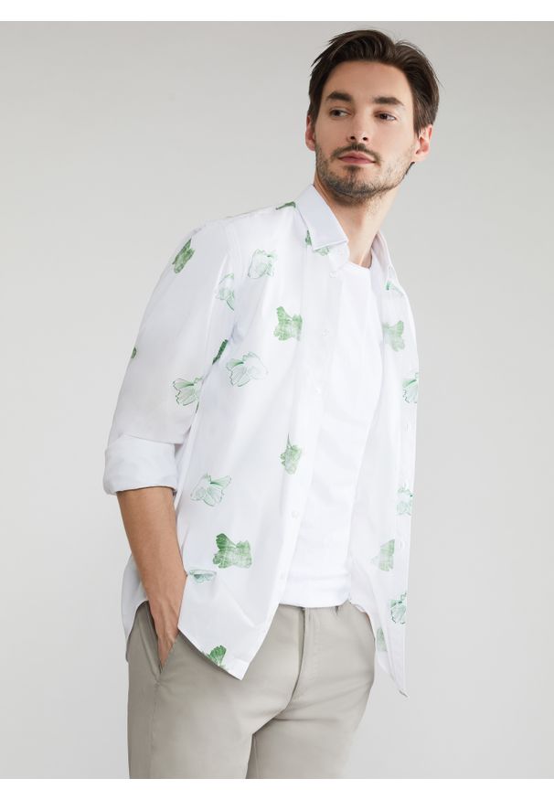 Pako Lorente - PAKO LORENTE – Biała koszula męska w zielone ryby P22SF-1X-028-B-S. Typ kołnierza: kołnierzyk klasyczny. Kolor: zielony, biały, wielokolorowy. Materiał: bawełna, elastan. Długość rękawa: długi rękaw. Długość: długie. Styl: klasyczny
